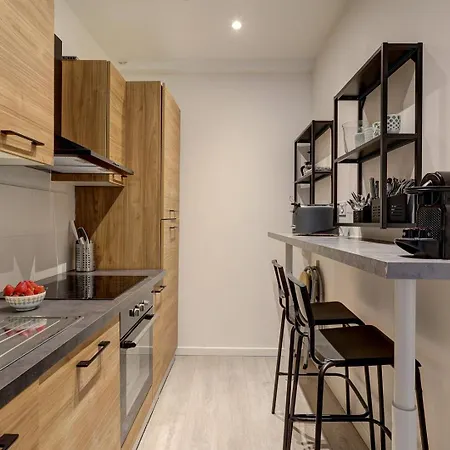 587 Stuart - Superb In Paris