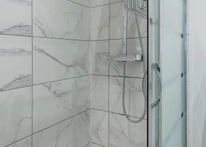 587 Stuart - Superb In * Paris