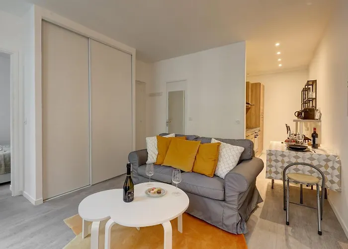 587 Stuart - Superb In *